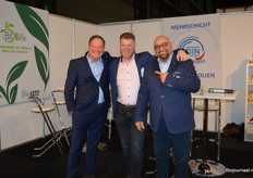 Bij Bio4Life en Bio4Pack: Marcel de Oude, Patrick Gerritsen en Yasar Türkoğlu. Patrick: "Onze 3 laagse folie, die herkenbaar is aan het composteerbaar logo met code 9P0044, voldoet aan de Europese norm voor thuis-composteren. Deze folie heeft de hoogst mogelijke barrière-eigenschappen waardoor de folie geschikt is voor het verpakken van alle denkbare droge producten."